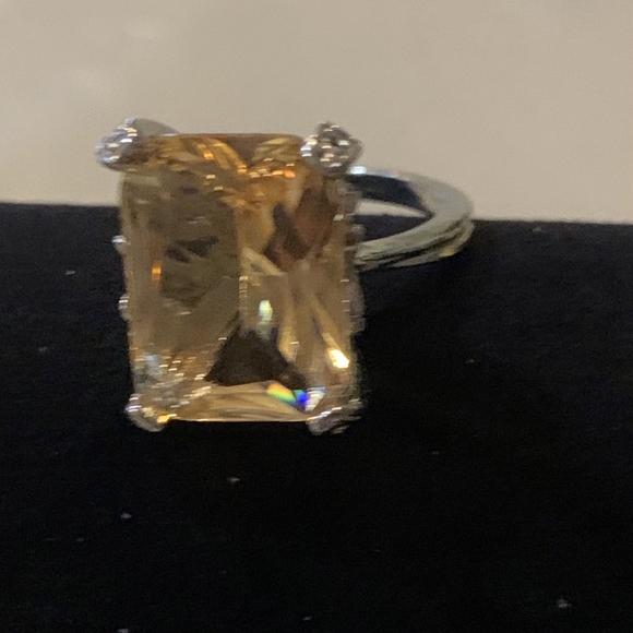 Ring Size-8 zirconia champagne stone flower design - Picture 3 of 5